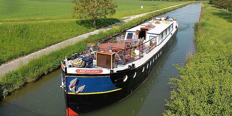 Canal du Nivernais between Clamecy and Baye, France, Europe