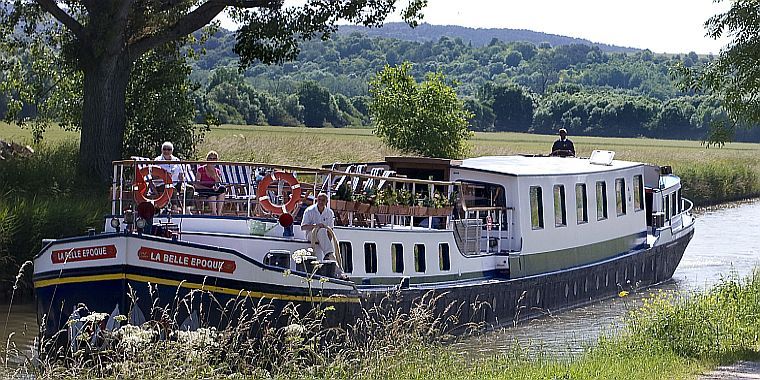 Canal du Nivernais between Auxerre and Clamecy, France, Europe